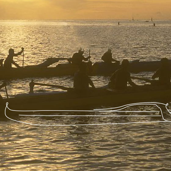 Duas canoas em um rio, com aproximadamente 4 pessoas em cada canoa, ambas estão remando. Por cima da imagem, um desenho de canoa.